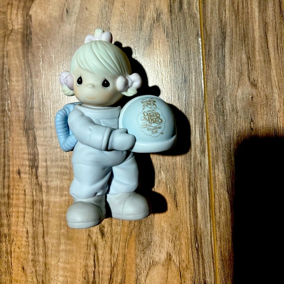 Precious Moments Other - Precious moments 1992 symbol of membership figurine